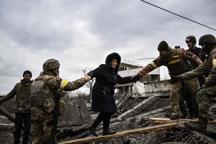 <p><strong>Ukrayna'nın AB ve NATO'ya olan yakınlığını bahane eden Vladimir Putin, 24 Şubat, önce karadan sonra havadan şiddetli saldırılar gerçekleştirdi. </strong></p>
