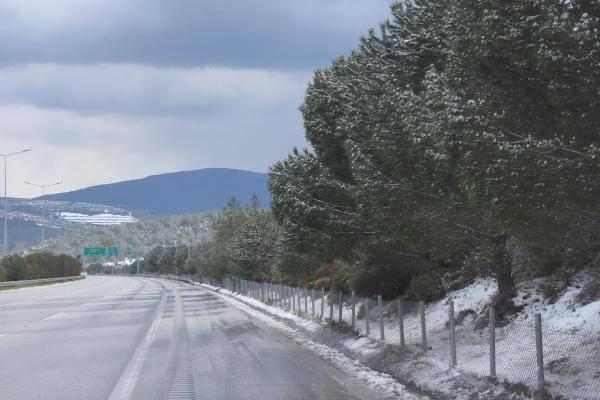<p>Çeşme’nin yüksek kesimlerinde dün gece saatlerindekar yağışı etkili oldu. Yağışı nedeniyle İzmir-Çeşme Otoyolu'nun Zeytinlik mevkisi beyaza büründü.</p>
