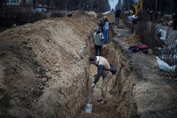 <p>Kiev'de Ukrayna askerleri ve polisleri, kentteki kontrol noktalarından geçen araçları tek tek arıyor. Kentteki yollara beton bariyerlerinin yanı sıra tanklara karşı hazırlanmış çok sayıda demir engel yerleştirildi.</p>
