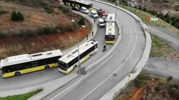 <p>15 Ocak'ta Arnavutköy’de sabah saatlerinde çevre yoluna bağlantı viyadüğünde iki İETT otobüsü arızalandı. Arızalanan araçlar nedeni ile trafik durdu, araç sürücüleri otobüslerin onarılmasını bekledi.</p>
