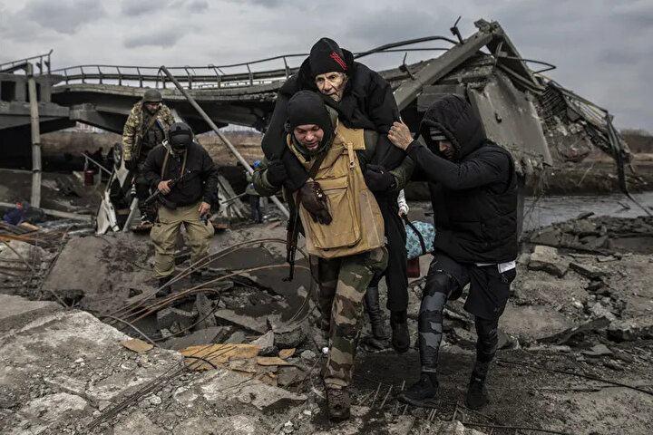 <p>Ukrayna Başbakan Yardımcısı İrina Vereşuk yaptığı açıklamada bugün gerçekleşen tahliyelerden bahsederek, “Mariupol-Zaporijya, Polonya- Zaporijya, Volnovakha-Pokrovsk, Energodar- Zaporijya, İzum-Lozovaya, Bucha- Kiev, Mikuliçin-Kiev, Makariv-Jitomir, Borodyanka-Jitomir güzergahlarında bazı tahliyeler gerçekleşti. Sivillerin tahliyesi için açılan 12 Yeşil koridordan 9’unda tahliyeler yapıldı. Bucha kentinde tahliyeler sorunsuz gerçekleşti. Neredeyse bin kişinin kentten tahliyesi tamamlandı. Kiev’de sivillerin tahliyesi kısmen gerçekleşti” dedi.</p>
