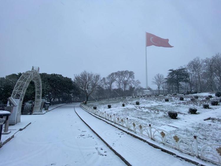 <p>Meteoroloji Genel Müdürlüğünün uyarılarının ardından İstanbul'da sabah saatlerinden itibaren kar yağışı etkili olmaya başladı. Anadolu Yakası'nda yüksek kesimlerinin yanı sıra kent merkezinde de kar yağışı etkisini gösteriyor.</p>
