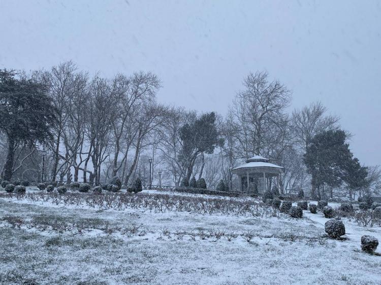 <p><strong>ÇAMLICA</strong></p>

<p>İstanbul’da beklenen kar yağışı sabah saatlerinde başladı. Anadolu yakasında yüksek kesimlerinde etkili olan yağış Çamlıca Tepesi'ni de beyaza bürüdü.</p>
