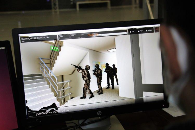 <p>Gerçeğiyle bire bir mekan modellemeleri</p>

<p>Simülatör sisteminde; kamu binaları, uçak, gemi, tren, metro gibi ulaşım araçlarının yanı sıra arazi, köy, kasaba gibi yerleşim yerleri en ince detayına kadar özel tekniklerle fotoğraflanarak modellenebiliyor. </p>
