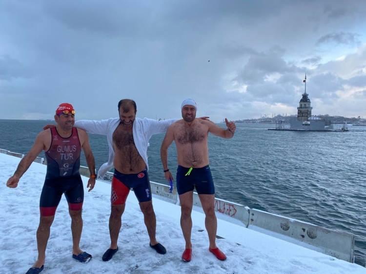 <p>Meteoroloji Genel Müdürlüğü’nün uyarılarının ardından İstanbul’da kar yağışı etkili olmaya devam ediyor.</p>
