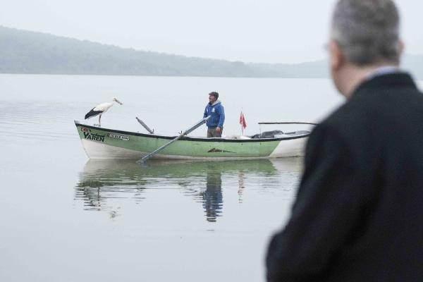 <p>Balıkçı Adem Yılmaz ise duygularını şu sözlerle anlattı: “Dünden beri çok büyük heyecan yaşadım. Bu sabah Yaren’in kayığıma gelmesiyle sevinç ve mutluluk duydum. Yaren ile 6 ay boyunca balık avlayıp arkadaşlık edeceğiz. Çok mutluyum, Yaren’ime kavuştum bu sene de. Biraz tereddüt ettik. Acaba gelecek mi, gelmeyecek mi, başına bir şey mi geldi diye. Şükürler olsun ki bu yıl da Yaren bizi sevindirdi. Umarım dostluğumuz uzun süre, sağ olduğu müddetçe devam eder. Yaren’i ben çok seviyorum, o benim bir parçam, dostu, balıkçı arkadaşım. Hayvanseverlere de müjdemi veriyorum böylece. Dün evime dönerken yuvaya baktığımda Yaren’i gördüm. O kadar sevindim ki motoru durdurup bir süre onu izledim. Bu sabah da ağlarımı göle atıp, balık tutup, Yaren’i besledim.”</p>