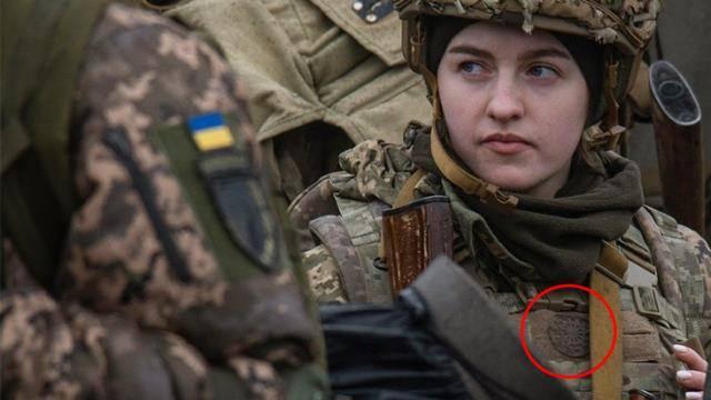<p><strong>"KARA GÜNEŞ" SEMBOLLÜ ASKERİ PAYLAŞTILAR</strong></p> <p>Ancak bu paylaşımda kadın askerin üzerinde bulunan sembol dikkat çekti.</p> 