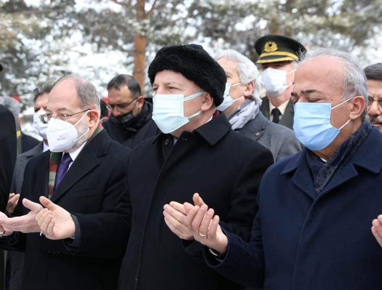 <p>Dadaşların şahlandığı ve kendi kaderini ancak kendisinin tayin edeceği ve bu gücünü tüm dünyaya haykırdığı günün yıl dönümüdür. 12 Mart Erzurum’un kurtuluş günü olduğu gibi aynı zamanda da direniş ve şahlanış günüdür. Emperyalist Devletler tarafından Osmanlı Devletinin parçalanmasına o senaryoların sahneye konulduğu 1. Dünya Savaşında Erzurum’un vatansever evlatları çok zor günler geçirdi. Sarıkamış felaketinden sonra 16 Şubat 1916’da Rus işgaline uğrayan bu tarihi şehir iki yıl hilalin gölgesinden uzak hayat yaşadılar” ifadelerini kullandı.</p>
