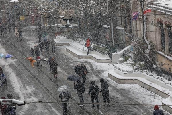 <p>İstiklal Caddesi ve Taksim Meydanı’nda kartpostallık görüntüler ortaya çıktı.  </p>
