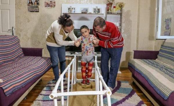 <p>Antalya'da inşaat işçisi Ceylan Küçükodabaşı (48), 6 aylıkken dünyaya gelen ve doktorların 'mucize bebek' dediği serebral palsi hastası Efe'nin (10) yürüyebilmesi için gerekli aletleri maddi imkansızlıktan alamayınca plastik su borularından kurduğu düzenekle oğluna yürümeyi öğretiyor.</p>
