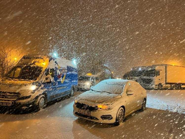 <p>Zeytinburnu Cevizlibağ'da kar yağışı kısa süreyle etkili oldu. Aniden bastıran yağış kameralara yansıdı.</p>
<p>İstanbul'da beklenen kar yağışı başladı. İstanbul trafiğinin en yoğun noktalarından biri olan Cevizlibağ'da aniden bastıran kar yağışı vatandaşlara zor anlar yaşattı.</p>
