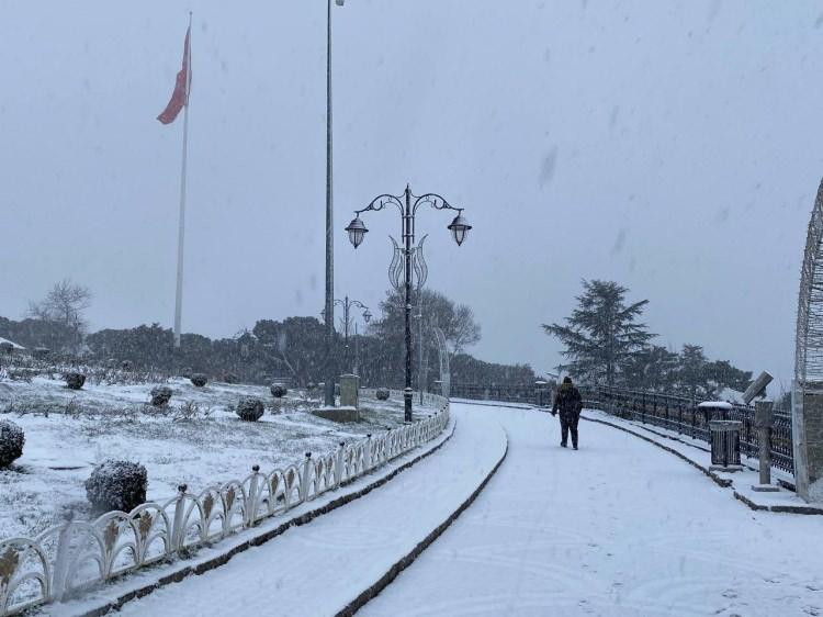 <p> Yağış nedeniyle Çamlıca Tepesi ve binaların çatıları, yollar beyaza büründü. Çamlıca tepesinden boğaz yönüne yoğun sisin olduğu görüldü.</p>
