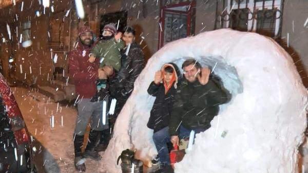 <p>Sultangazi'de kar yağışını fırsat bilen bir grup mahalle sakini, Eskimolar'a özenip iglo ev yaptı. </p>
