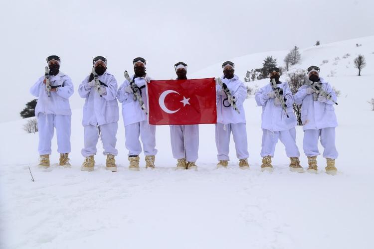 <p><strong>“Kadınların gücü hiçbir zaman bitmez”</strong></p>

<p>Zorlu görevleriyle ilgili kendilerine yönelen soruların sadece yakınlarından gelmediğini kaydeden kadın polis, “Burada komiserlerimiz, abilerimiz bize çok yardımcı oluyorlar, hepimize kardeşleri gibi davranıyorlar. Kendi canlarını bir koruyorlarsa bizim canımızı birden daha fazla koruyorlar.</p>
