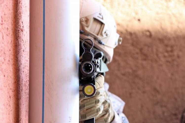 <p>Operasyon Köyü’ndeki tatbikatların amacı ise ekiplerin “meskun mahal" olarak da bilinen şehir içi yerleşim alanlarındaki görev becerilerini geliştirmek. Rehine kurtarmadan teröristi etkisiz hale getirmeye, dedektör köpekli aramadan drone destekli operasyona kadar birçok tatbikat bu alanda uygulanabiliyor.</p>
