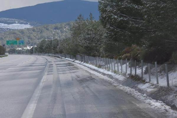 <p>Kent genelinde hava sıcaklığının pazartesi gününe kadar düşük olacağı, geceleri ise sıfırın altına düşebileceği belirtildi.</p>
