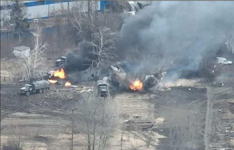 <p>Görüntülerde topçu atışları ile isabet alan Rus zırhlılarının feci şekilde patladığı görülüyor.</p>
