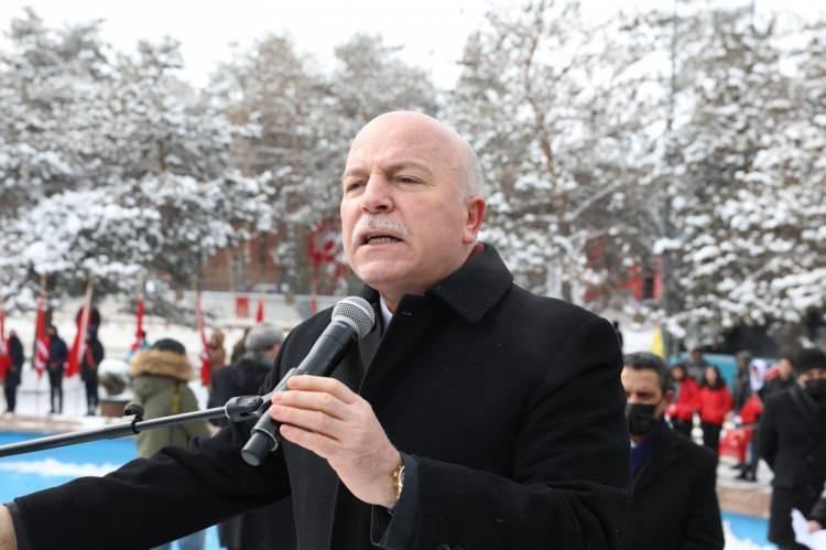 <p>Erzurum Büyükşehir Belediye Başkanı Mehmet Sekmen’in konuşmasından sonra Erzurum Bar ekibi ve Bursa Halk Oyunları ekipleri gösteri yaptı. Törende ayrıca Erzurum Büyükşehir Belediyesi Mehteran ekibi de mini bir konser verdi.</p>

<p> </p>
