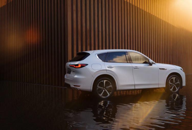 <p>Güvenlik tarafına baktığımızda Mazda'nın 360 derece görüş sistemi, araçtan çıkış uyarısı, trafik işareti algılama, yaya ve bisikletli algılamanın yanı sıra kavşak fonksiyonuna sahip akıllı şehir içi fren desteği, yaya algılama özelliğine sahip arka acil durum freni, şeritte kalma asistanı ve yorgunluk uyarısı gibi pek çok özellik standart. </p>