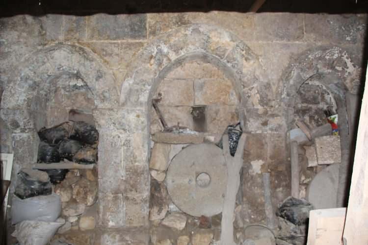 <p>Buranın tarihi yaklaşık 2000 yıllık olduğu söyleniyor. Tescilde ise 1700 yıllık olarak geçiyor. Burada 3 tane kardinal mezarı, 2 tünel ve vaftiz yeri var. Tünellerin her biri bir yere gidiyor. Biri kaleye diğeri Deyrulzafaran Manastırı'na gidiyor. Deyrulzafaran Manastırı'na giden tünel yaklaşık 7 buçuk kilometre gidiyor. Kaleye giden tünel ise bir buçuk kilometre kadar gidiyor” dedi.</p>
