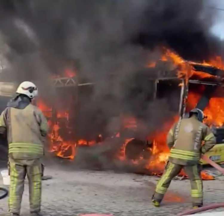 <p>6 Şubat'ta Esenyurt Kıraç mevkiinde park halindeki İETT otobüsü, bilinmeyen bir sebeple yanmaya başladı. Kısa sürede adeta alev topuna dönen otobüs kullanılamaz hale geldi.</p>
<p> </p>