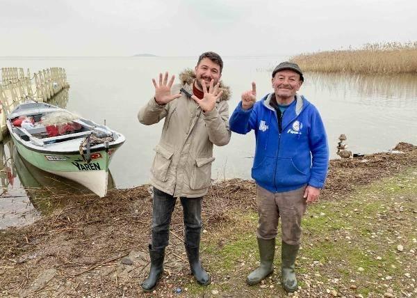 <p>Hikâyeyi ortaya çıkaran doğa fotoğrafçısı Alper Tüydeş ise şunları kaydetti:</p>

<p>“Herkesin merakla beklediği buluşma 11’inci yılda da gerçekleşti. Dün ilk olarak yuvasına konmuştu aslında. Koruyucu ailesi Beyza, müjdeli haberi verdi. Biz bu sabahı heyecanla bekledik.  Çünkü kayığa konduğunda, onun Yaren olup olmadığını anlıyoruz. Adem amca da yakın mesafeden onu görünce Yaren olduğunu anlıyor. Neyse ki bu sabah umduğumuz gibi oldu ve Yaren Leylek, Adem amcamızın kayığına kondu. Yarenle birlikte artık 4’üncü cemre de düşmüş oldu ülkemize.’’</p>
