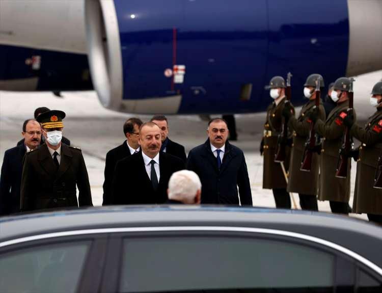 <p>Azerbaycan Cumhurbaşkanı İlham Aliyev, günübirlik çalışma ziyareti kapsamında Ankara'ya geldi.</p>

<p> </p>
