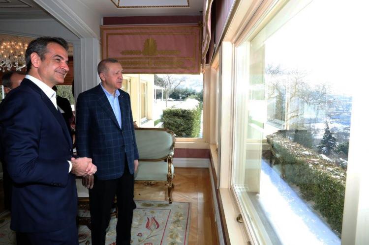 <p>Cumhurbaşkanı Erdoğan ile Yunanistan Başbakanı Kiryakos Miçotakis’in görüşmesi yaklaşık 2 saat sürdü.</p>
