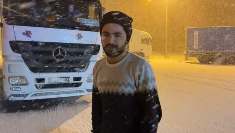 <p>İstanbul Valisi Ali Yerlikaya, sosyal medya hesabından yaptığı paylaşımla, ikinci bir duyuruya kadar kamyon ve tırların İstanbul’a girişine izin verilmeyeceğini duyurmuştu. Sabah saat 04.00’ten itibaren ekipler İstanbula giriş yapan kamyon ve tırları bekleme alanlarına alarak, İstanbul’a girişlerine izin vermedi.</p>