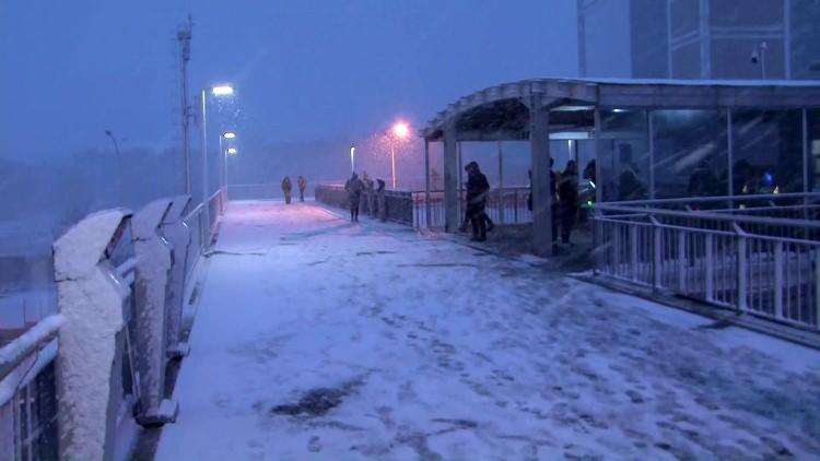 <p>İstanbul’da gece saatlerinde başlayan kar yağışı etkisini arttırarak devam ediyor. E-5 karayolu Güzelyurt mevkii Metrobüs üst geçitte beyaz örtü ile kaplandı.</p>
