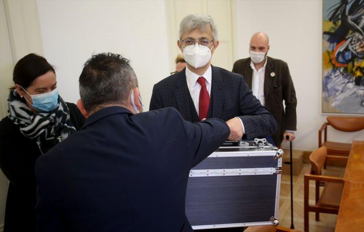<p>Hırvatistan’ın Uluslararası Kültür İş Birliği ve Avrupa İşleri Müdürü Anja Jelavic, arkeolojik eserleri, Türkiye’nin Zagreb Büyükelçisi Mustafa Babür Hızlan ve Türkiye Cumhuriyeti Kültür ve Turizm Bakanlığı Temsilcisi Burcu Özdemir'e teslim etti.</p>