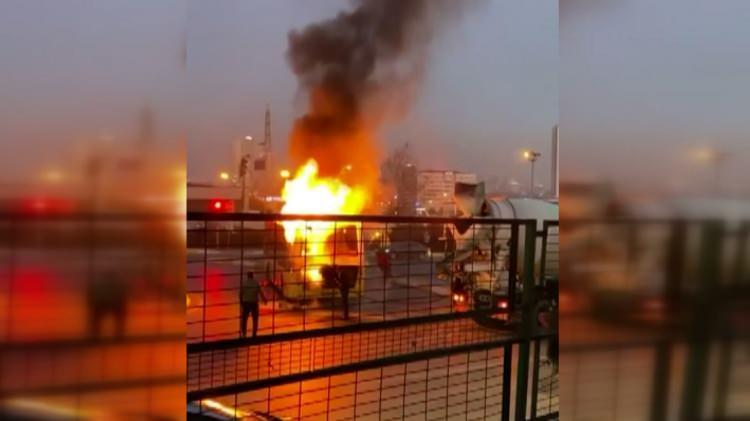 <p>7 Şubat'ta İstanbul'un Küçükçekmece ilçesinde, içinde yolcuların da bulunduğu İETT otobüsünün motor kısmında çıkan yangın beton mikserinden sıkılan su ile söndürüldü.</p>