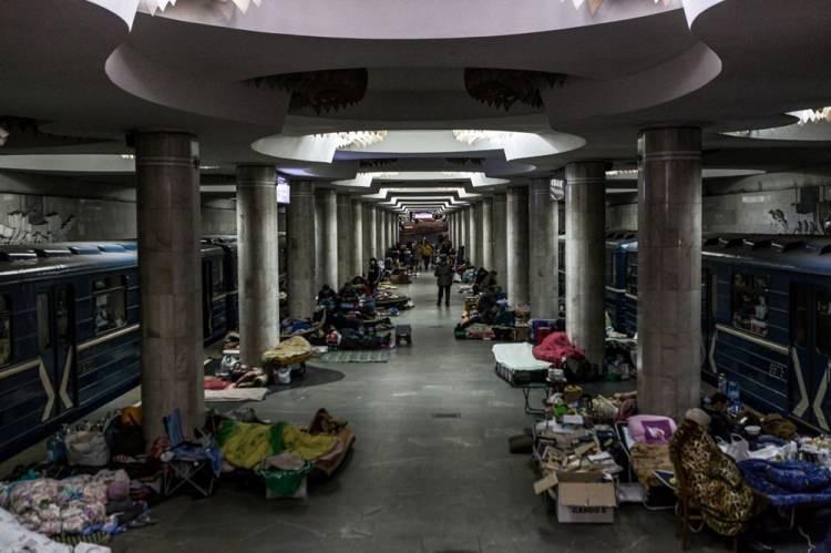 <p>Kenti terk edemeyen birçok insanın sığınak olarak kullandığı metro istasyonlarında yaşam mücadelesi fotoğraflara yansıdı...</p>
