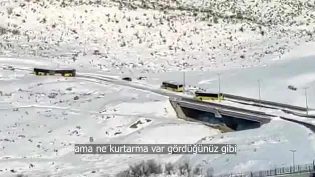 <p>26 Ocak'ta İstanbul Hadımköy'de yoğun kar yağışı nedeniyle günlerce yollarda bırakılan araçlar, bölgede trafik yoğunluğuna neden oldu.</p>

<p> </p>
