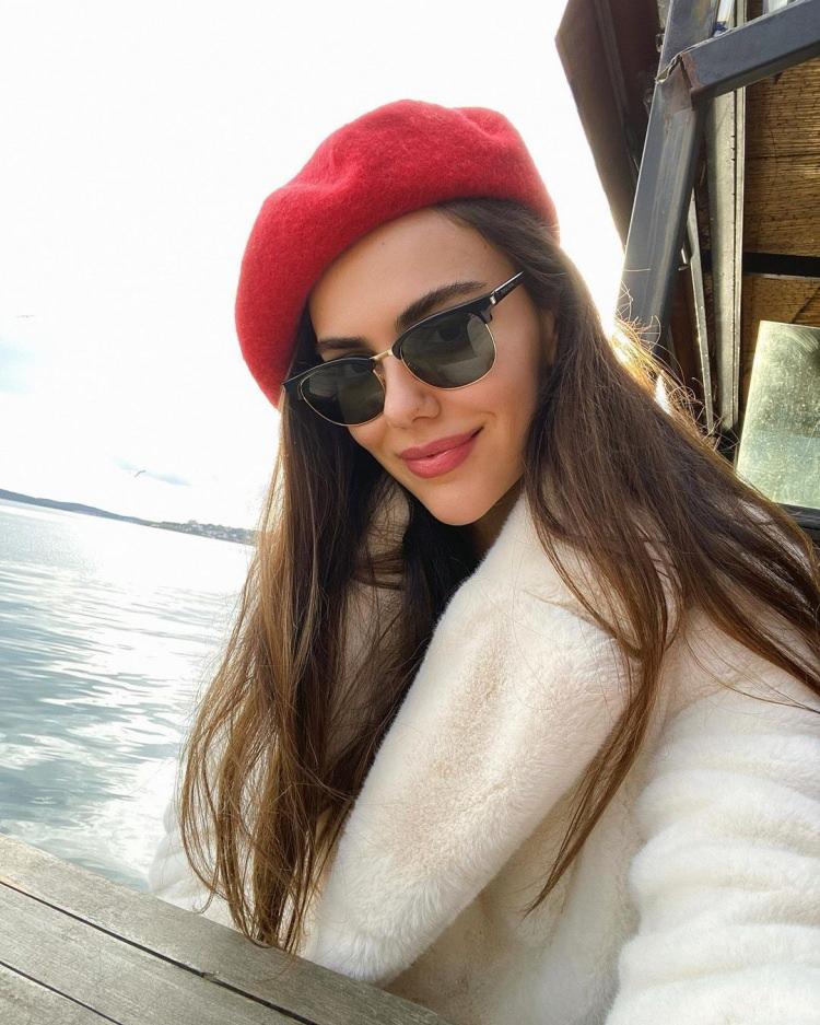 <p><span style="color:#000080"><strong>Hal böyle olunca da güzel oyuncunun yıllar öncesine ait fotoğrafları ortaya çıkmaya başladı.</strong></span></p>
