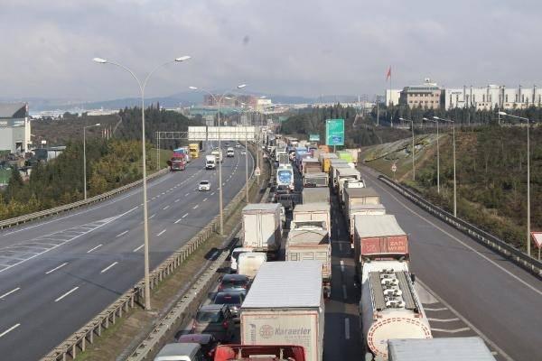 <p>TEM yolu Şekerpınar gişelerinden itibaren 8 kilometrelik TIR ve kamyon kuyruğu oluştu. Trafik, bu noktada neredeyse durma noktasına geldi.</p>
