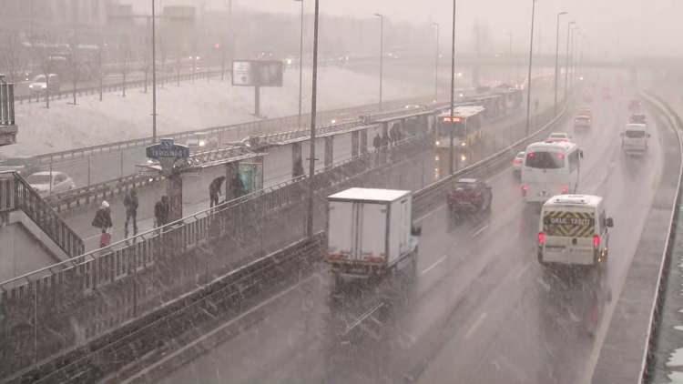 <p>Meteoroloji Genel Müdürlüğü’nden yapılan yoğun kar yağışı uyarısının ardından İstanbul’da gece saatlerinden itibaren kar yağışı etkisini göstermeye başladı.</p>
