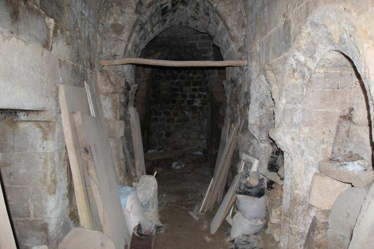 <p>Mardin'deki Süryaniler bana bir teklif verdi. Dediler ki, ‘Sen burayı bize ver. Onaralım, restore edelim 10 yıl sen kullan. 10 yıldan sonra biz alalım.’ Kabul etmedim. Fon teklifi sundum. Kabul ettiler, daha sonra fikirlerini değiştirdiler. Burayı satacağım hayırlısıyla, hiç kimse de engelleyemeyecek” şeklinde konuştu.</p>
