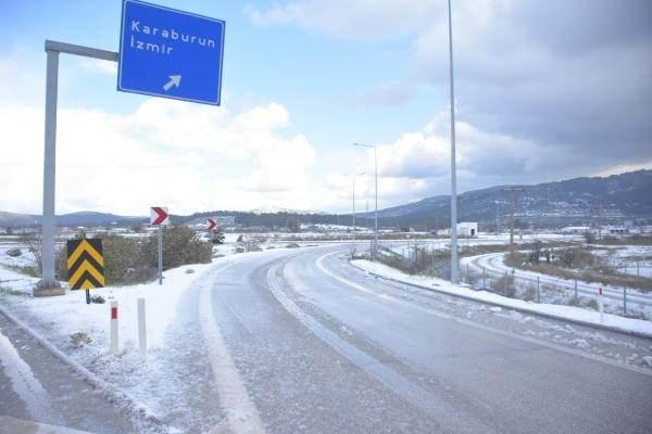 <p><strong>KAR YAĞIŞI SÜRECEK</strong></p>

<p>Meteoroloji yetkilileri, kar yağışının Çeşme Yarımadası'nda ve yüksek kesimlerde aralıklarla devam edeceğini, ilçe merkezinde ise kar beklenmediğini bildirdi. </p>
