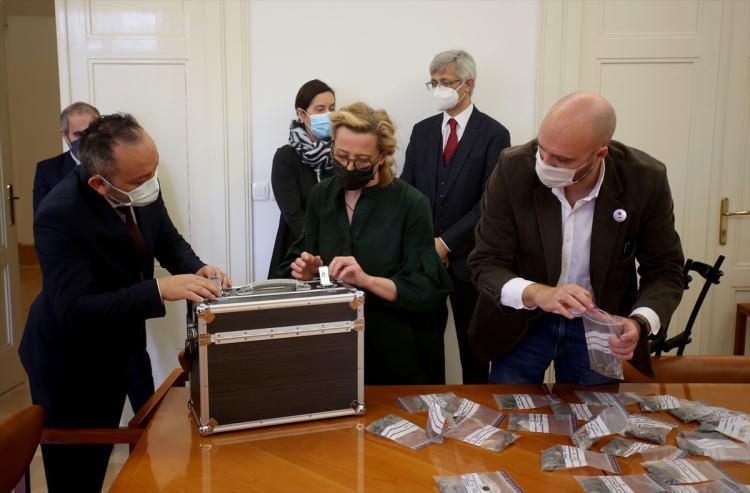 <p>2021 yılında Hırvatistan’da bir otomobilin içerisinde yakalanan tarihi eserler düzenlenen tören ile Türkiye’ye teslim edildi.</p>
