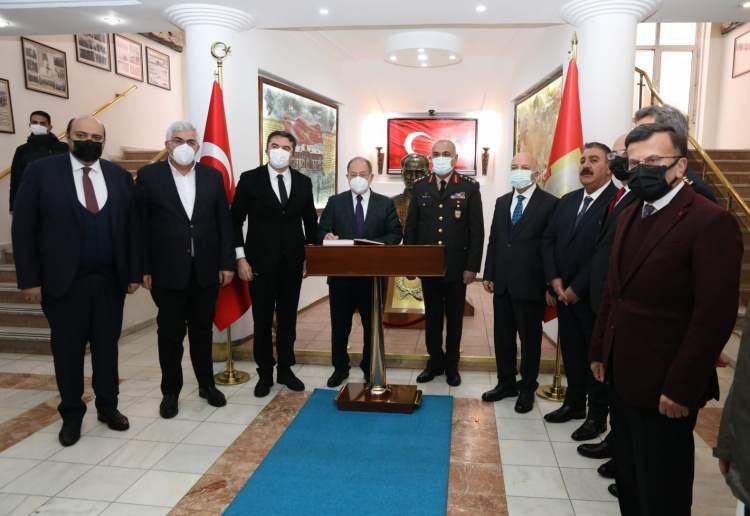 <p>Çelenklerin konulmasından sonra günün anlam ve önemine binaen konuşmayı Erzurum Büyükşehir Belediye Başkanı Mehmet Sekmen yaptı. Sekmen konuşmasında, “Coşkusunu her yıl yaşadığımız kutlu günümüzü şereflendiren konuklar, vatanı ve bayrağı uğruna toprağa düşmenin yüceliğini bilen şüheda evlatları ve yiğit dadaşlar, karanlıklardan aydınlığa çıkıldığının 104. Yıl dönümünü birlikte kutluyoruz. </p>
