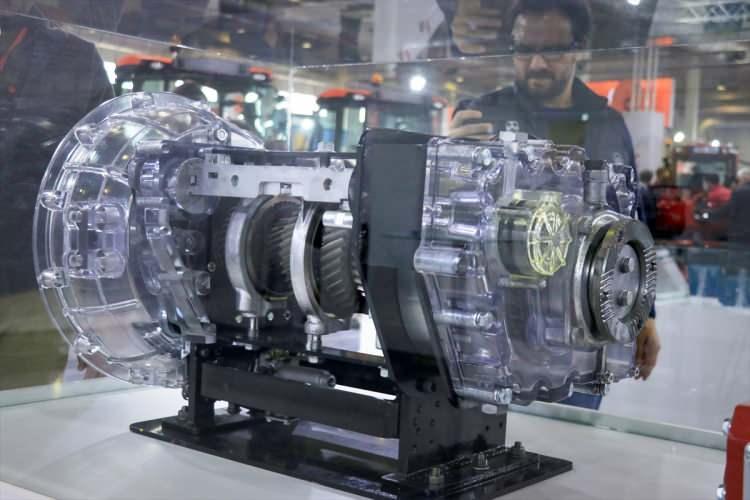 <p>"Yüksek güçlü gemilerde değil, o konuda çalışmalar devam ediyor ama daha küçük ölçekli çekici-itici unsurlarda TÜMOSAN motorlarını görebileceksiniz. Burada yerli ve millilik önemli. Yani Ukrayna-Rusya savaşında görüyorsunuz, üretiminiz varsa güçlüsünüz. Dışarıdan tedarik ile olmuyor. Eğer üretiyorsanız, üretiminizi güçlü tutuyorsanız, kuvvetlisiniz. O yüzden Türkiye'nin bu alanda güce ihtiyacı var. Ülkenin yerli üretime, mühendisine ve çalışanına ihtiyacı var, TÜMOSAN olarak bunu yapıyoruz."</p>