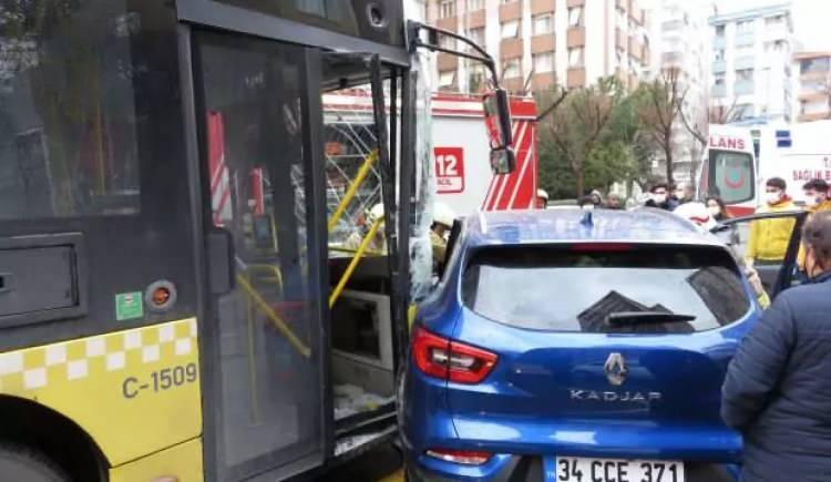 <p>25 Şubat'ta Kadıköy'de İETT otobüsünün çarptığı otomobilde sıkışan sürücü, hastaneye kaldırıldı. Kaza nedeniyle caddeden D-100 kara yolu istikametine doğru oluşan trafik yoğunluğu oluştu.</p>
