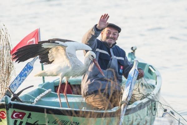 <p>Adem Yılmaz, 6 Mart'ta köye gelen Yaren için ağlarını göle attı ve yılın ilk buluşması gerçekleşti.</p>

