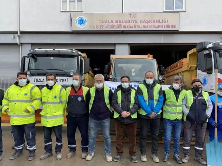 <p>Tuzla Belediye Başkanı Dr. Şadi Yazıcı,” Meteoroloji'den alınan uyarı sonucunda biz de Tuzla'da kriz masamızı oluşturduk. Yaklaşık 63 aracımızla birlikte 2 bin tona yakın tuz teminiyle, bütün noktalarda yaklaşık 450’ye yakın personelimiz ile olağanüstü duruma karşı sadece Fen İşleri Müdürlüğümüz değil, Park-Bahçeler ve Temizlik İşleri Müdürlüğümüz dahil bu işe hazır bir şekilde kar yağışını bekliyoruz. Kar yağışı sırasında mağdur olan vatandaşlarımız olacaktır. Yolda kalan vatandaşlarımız olacaktır. Onlara sıcak yemek ve içecekler sunmanın yanında konaklama tesisimiz de hazırladık. Onları konaklayabilecek bir tesisimizde hazır tutuyoruz. Bunun yanında tabii ki birlikte yaşadığımız canlılar var. Sokak hayvanlarıyla ilgili de burada bütün hayvanseverlerle beraber, yılın 365 günü yapmış olduğumuz çalışmanın daha da hızlısını ve dozunu arttırarak daha geniş bir hayvansever kitlesiyle birlikte iş birliğini bu işi de inşallah çözüyoruz.“ dedi.</p>