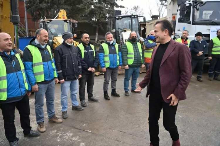 <p>TUZLA</p>
<p>Tuzla Belediyesi de İstanbul’da etkili olacak kar yağışı için hazırlıklarını tamamladı. Tuzla Belediye Başkanı Dr. Şadi Yazıcı, Orhanlı Mahallesi Fen İşleri Atölyesi’ne gelerek karla mücadele hazırlıklarını yerinde inceledi. Tuzla Belediye Başkanı Dr. Şadi Yazıcı’nın talimatları ile 63 araç, 428 personel teyakkuza geçti.</p>