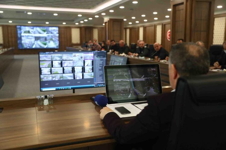 <p>İstanbul’da yarından itibaren etkili olması beklenen yoğun kar yağışı sebebiyle Bağcılar Belediyesi Karla Mücadele toplantısı düzenlendi. Bağcılar Belediye Başkanı Lokman Çağırıcı, başkan yardımcıları ve birim müdürlerinin katıldığı toplantıda bir çalışma planı çıkarıldı. 46 araç ve 396 kişilik ekibin sahada olacağı ilçede belediye çalışanları, kendi görev alanlarında 24 saat mesai başında olacak. İnsan ve araç trafiğinin yoğun olduğu yerler başta olmak üzere ilçe genelindeki bütün noktalarda kar küreme ve tuzlama faaliyetleri sürdürülecek. Sosyal medya üzerinden ve Çağrı Merkezi’ne gelen telefonla yardım isteyenlere el uzatılacak. </p>

<p> </p>
