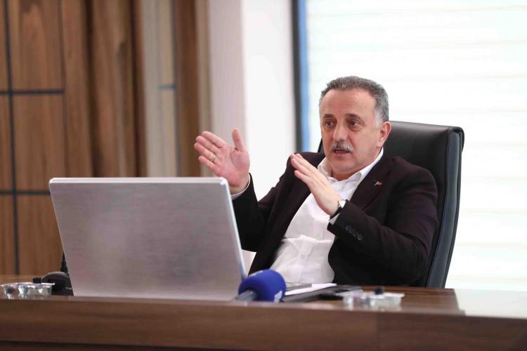 <p>BAĞCILAR</p>

<p>İstanbul’da beklenen kar yağışına yönelik Bağcılar Belediye Başkanı Lokman Çağırıcı başkanlığında yapılan toplantıda ilçe sakinlerinin güveni ve huzuru için bir dizi önlem alındı. 24 saat görev yapacak olan belediye çalışanları, tuzlama, temizlik çalışmalarının yanında çay, çorba ikramı ve sokak hayvanları için de mama desteği verecek. </p>
