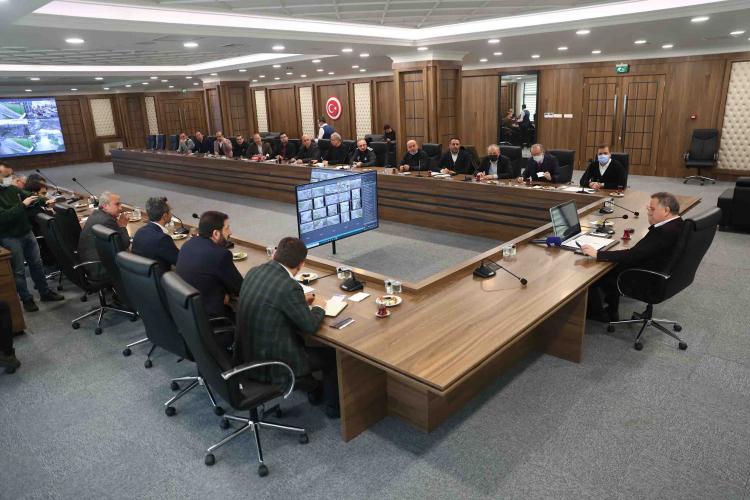 <p>İhtiyaç sahiplerine el uzatılacak </p>

<p>Yolda kalanlar için metro çıkışları ve bağlantı yollarında çorba ve çay gibi yiyecek içecek ikramı yapılacak. Bu zor günde evlerinden çıkamayan ihtiyaç sahiplerine de süt, ekmek, meyveden oluşan gıda paketi dağıtılacak. Sokak hayvanlarının barınma ve beslenmesiyle de yakından ilgilenilecek. </p>

<p>Bütün önlemleri aldık </p>

<p><br />
Karla mücadeleye hazır olduklarını söyleyen Çağırıcı, “Vatandaşlarımızın mağdur olmamaları için bütün gücümüzle sahada olacağız. Bütün önlemlerimizi aldık. İnşallah bir sıkıntı yaşamadan rahat bir süreç geçireceğiz” dedi. </p>
