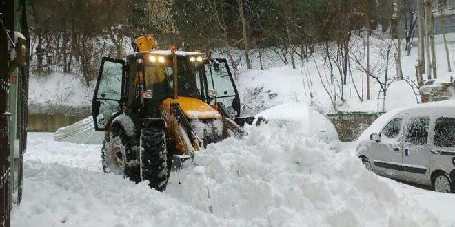 <p>BEYKOZ</p>

<p>Beykoz Belediyesi 5 b&uuml;y&uuml;k kar k&uuml;reme ve tuzlama aracı, 3 kamyonet tipi k&uuml;reme ve tuzlama aracı, 9 jcb, 2 grayder ve 9 tuz nakil aracı, 1 paletli ekskavat&ouml;r ve 2 loder kullanıcı ekipleriyle sahada olacak.</p>
